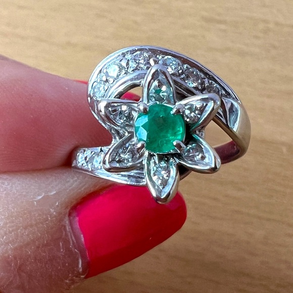 VINTAGE 14K WHITE GOOD EMERALD & DIAMOND FLOWER COCKTAIL RING FABULOUS FEMININE - Picture 6 of 16